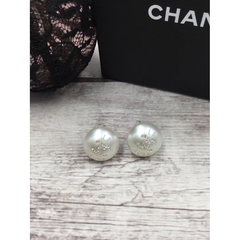 Серьги Chanel белая жемчужинка камни 