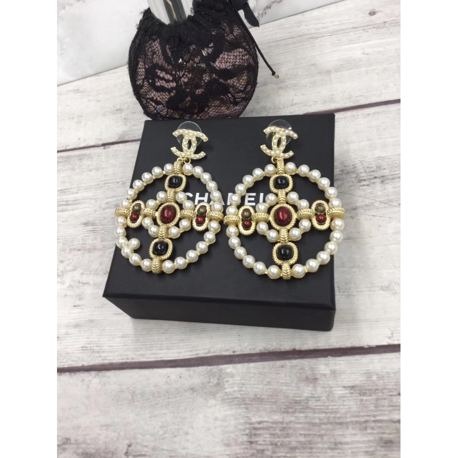 Золотые серьги Chanel значок белый овал жемчужины