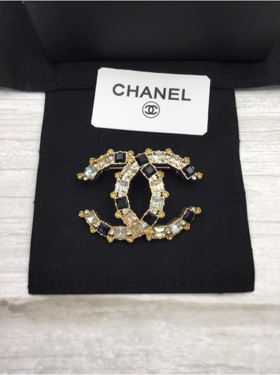 Золотая Брошка Chanel значок бело - черные камни 