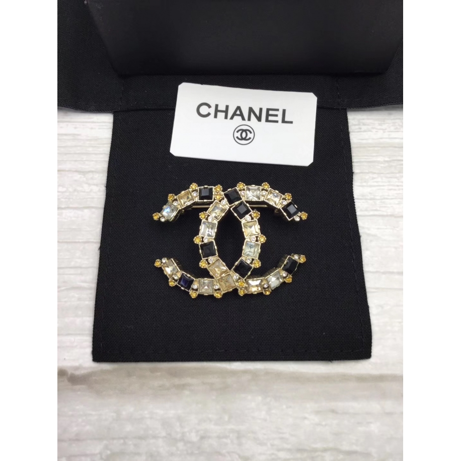 Золотая Брошка Chanel значок бело - черные камни 