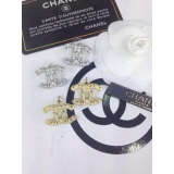Белые серьги Chanel матовый значок