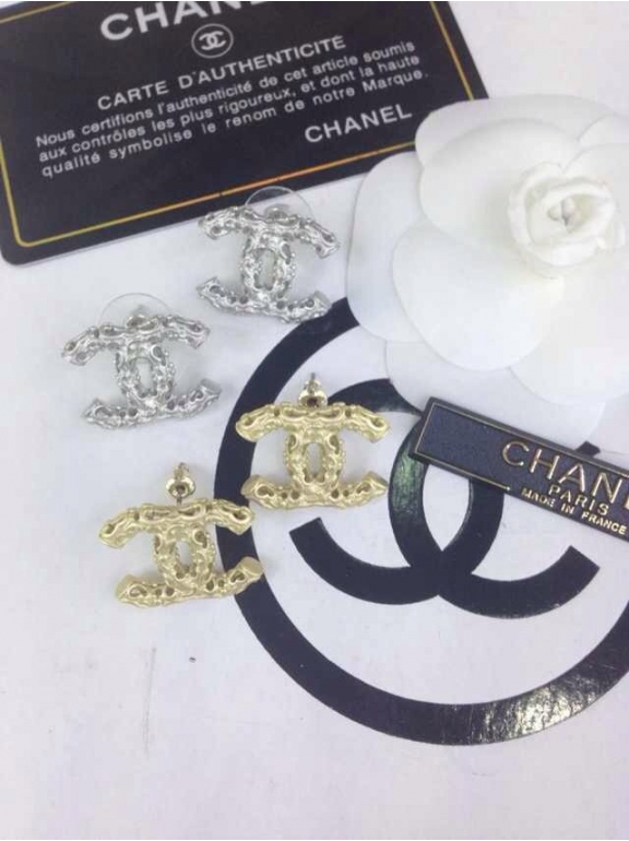 Белые серьги Chanel матовый значок