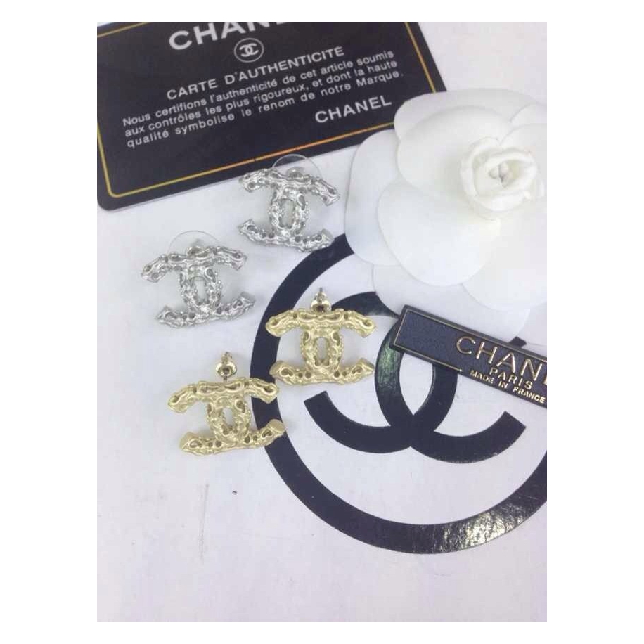 Белые серьги Chanel матовый значок