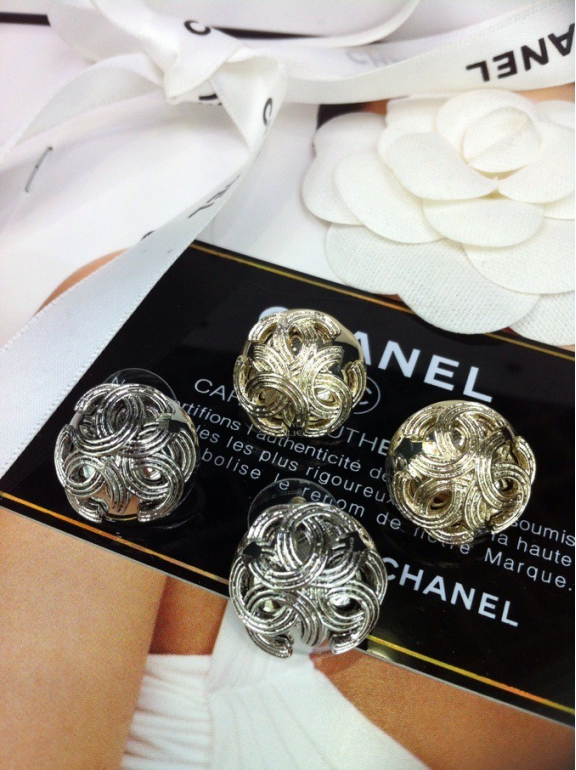 Белые серьги Chanel