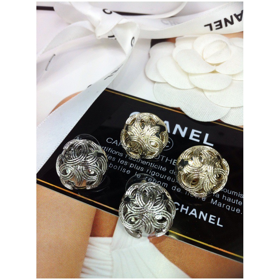 Белые серьги Chanel