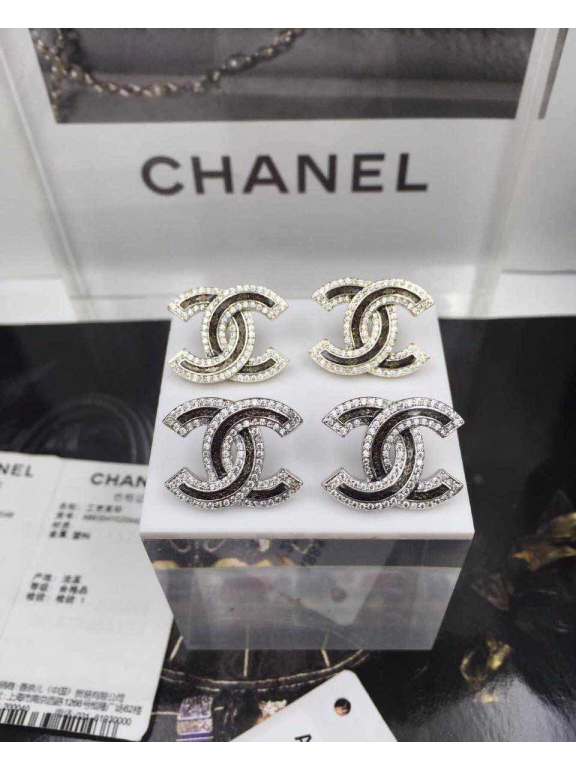 Белые серьги Chanel камни
