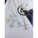 Белая подвеска Chanel камни