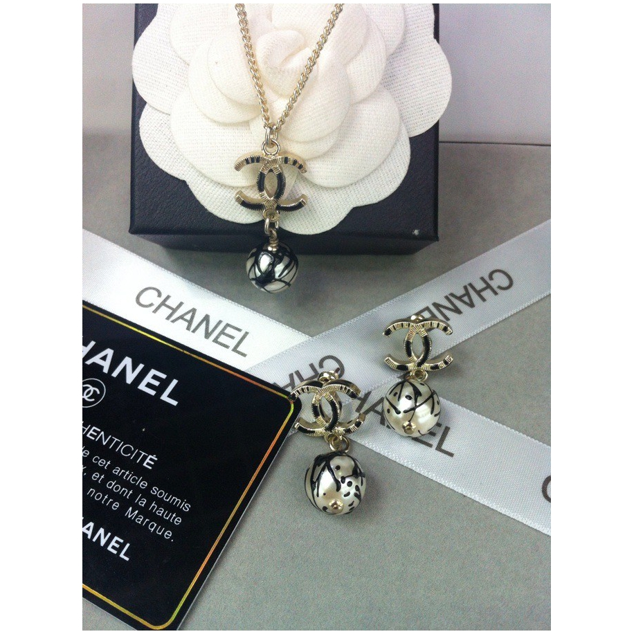 Золотая подвеска Chanel черно - белая эмаль