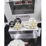 Белая брошка Chanel жемчужинки