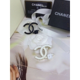 Белая брошка Chanel эмаль