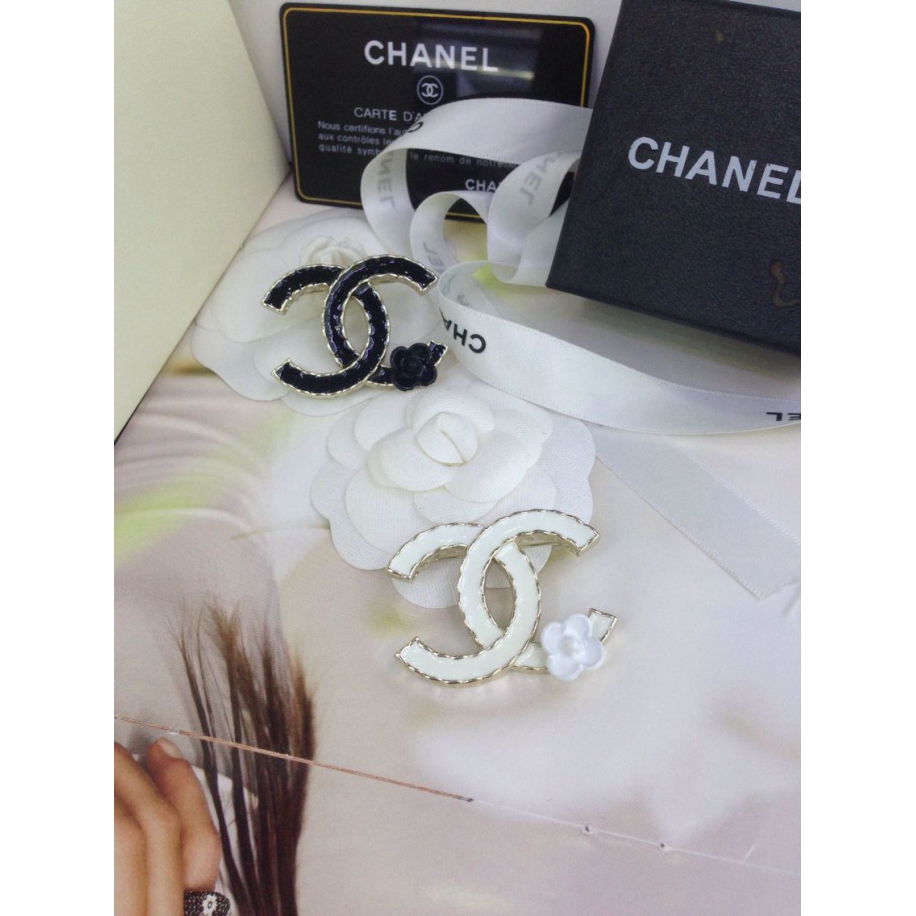 Белая брошка Chanel эмаль